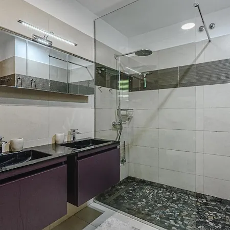 Villa Laurel With Heated Pool *